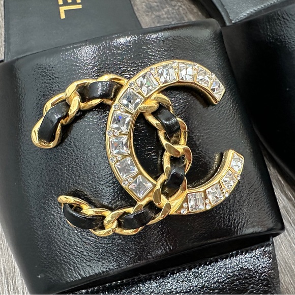 2024 CHANEL BLACK LEATHER SLIDES WITH GOLD CC LOGO. Size 36 - Picture 5 of 14